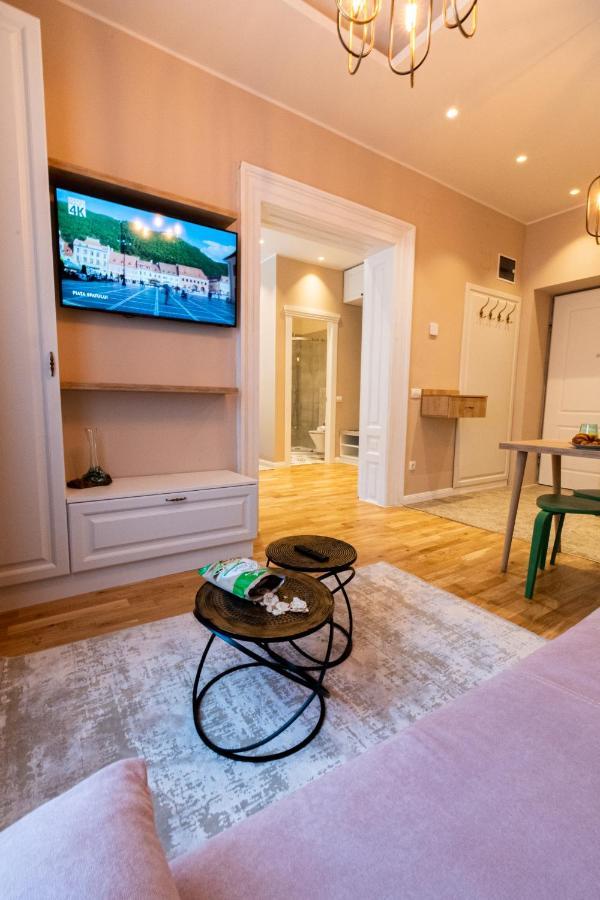 Black Gate - Quiet Studio In The Heart Of Old Town With Free Private Secured Parking 브라쇼브 외부 사진